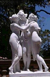 Zeus ve Hera’nın kızları: Güzellik ve İncelik Tanrıçaları: Aglaia / Pırıltı, Öfrosine / Sevinç, ve Thalia / Çiçek. (Antonio CANOVA’nın neoklasik yapıtı California’yı süslüyor). 